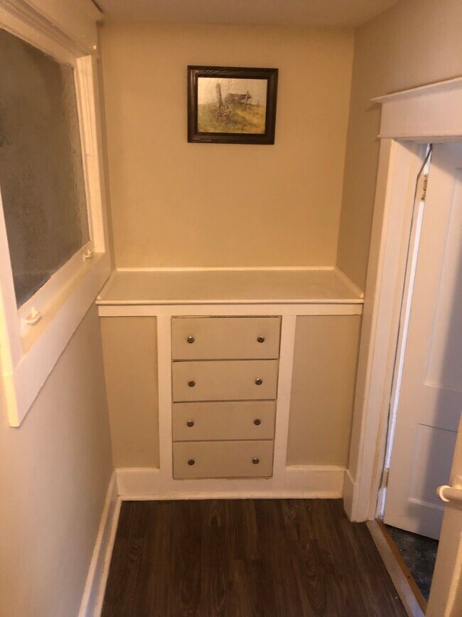 Building Photo - 1 BR 1Bath upstairs apartment