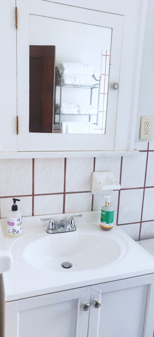 Bathroom - 2508 E 124th St