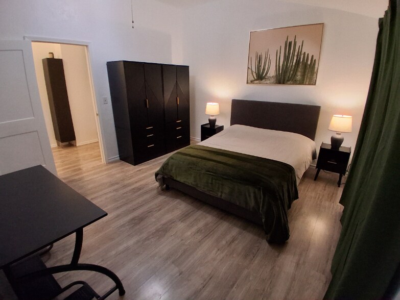 Building Photo - 2036 Cloverdale Ln