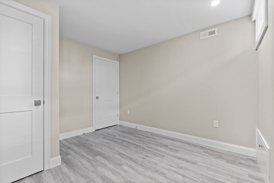 Building Photo - 769 E 6th St