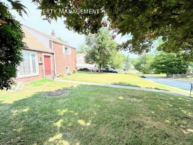 Building Photo - 911 Inverness Ln