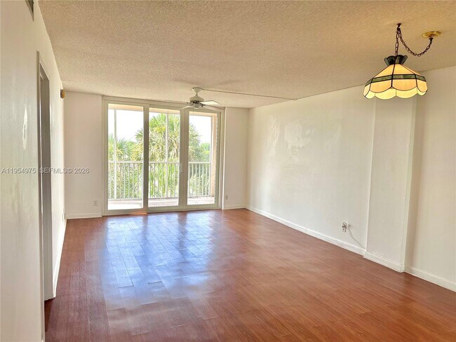 Building Photo - 250 Jacaranda Dr