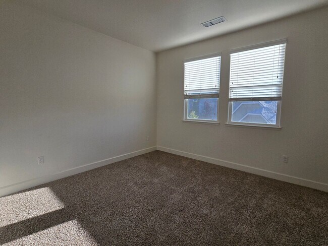 Building Photo - Fabulous home in a gated community with over 1500 sq ft, open floor plan, 3 bed, 2.5 bath