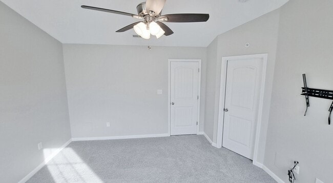 Building Photo - 3 Bed / 2-1/2 Bath Single Family Townhome w/1-Car Garage