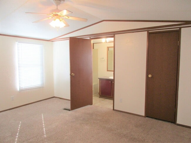 Building Photo - Super Cute & Clean!