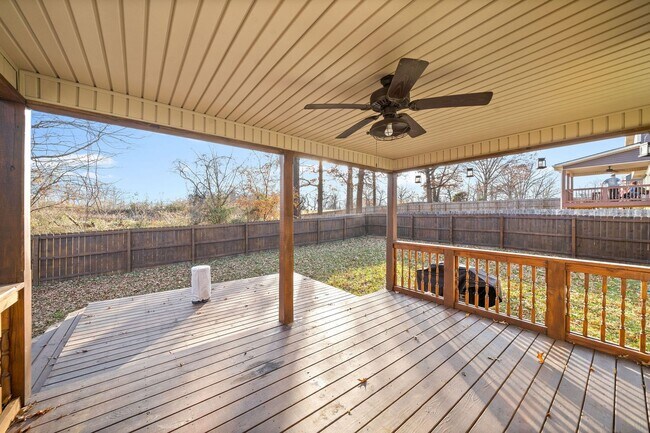 Building Photo - Country feel in the City.  Sharp 3 bed 2 bath.  Close to Fort Campbell.