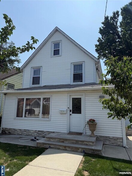 Building Photo - 226 Louis St