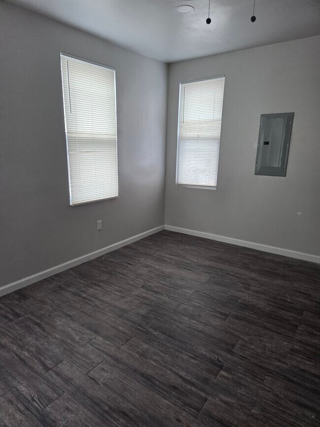 Building Photo - 440 E Cheltenham Ave