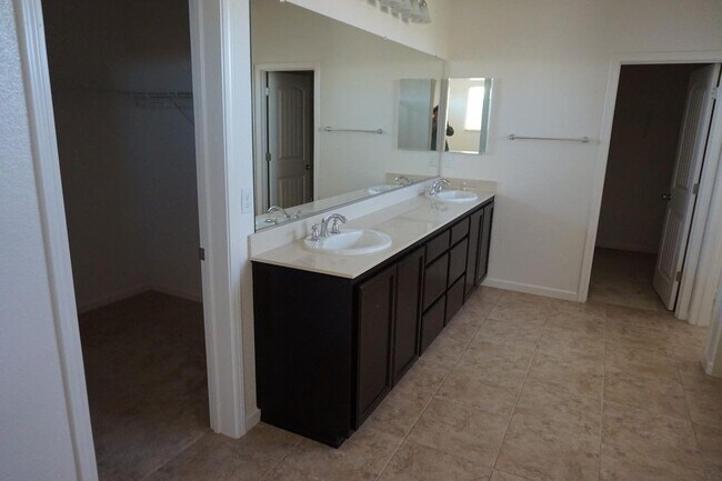 Building Photo - South Meadows Home