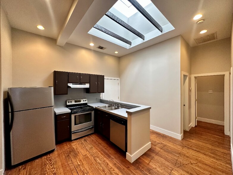 Building Photo - 319 S Flores St