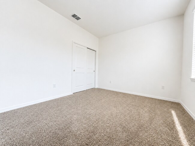 Building Photo - Experience modern & expansive living in this corner-lot 5Bedrooms/3.5Bath home at Ocala!
