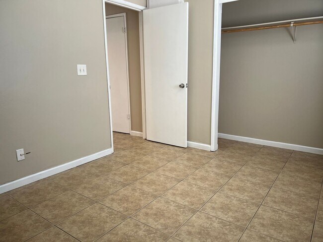 Building Photo - 2331 Wilshire Alley