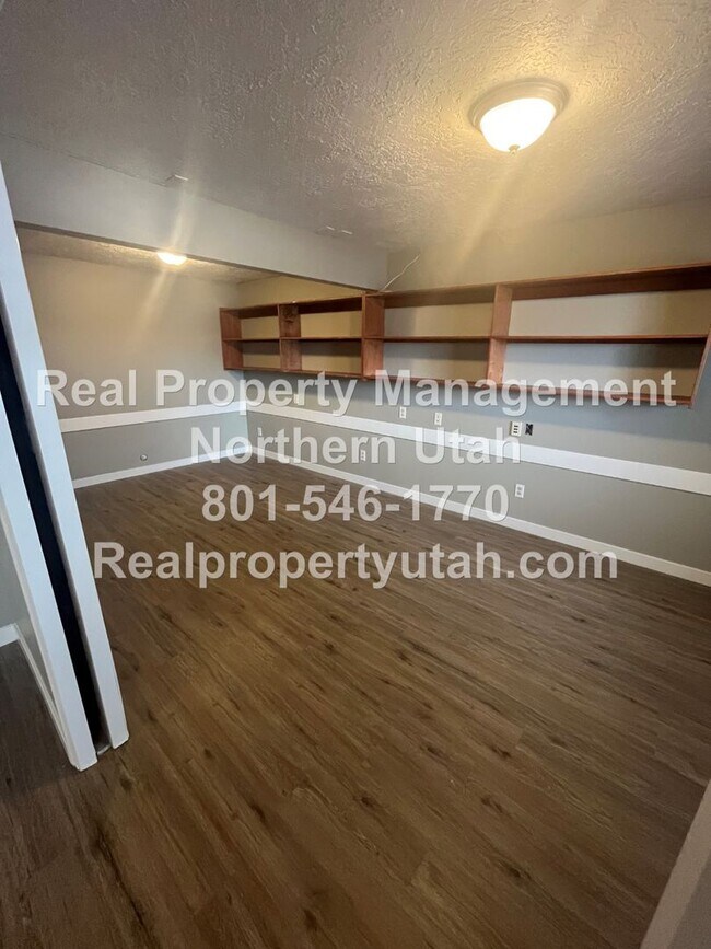 Building Photo - 6 Bed 3.5 Bath Rambler Home in Layton Available!