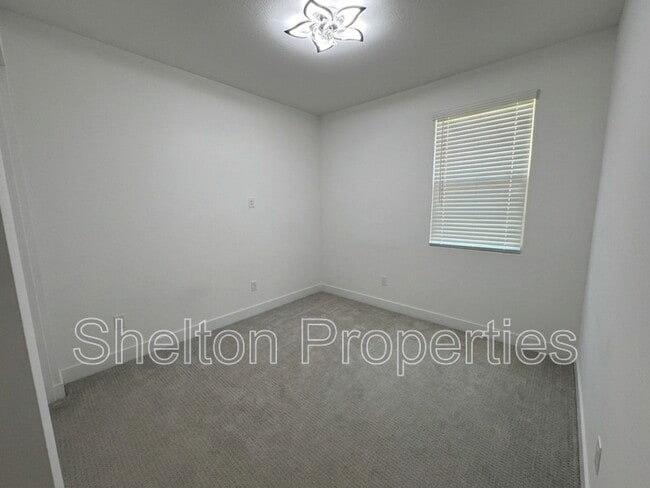 Building Photo - 10213 W Fairmount Ave