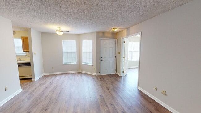 Building Photo - Charming one-story 1st level end unit condo