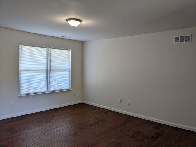 Building Photo - 3 bed/2 bath with 1 car garage for lease c...