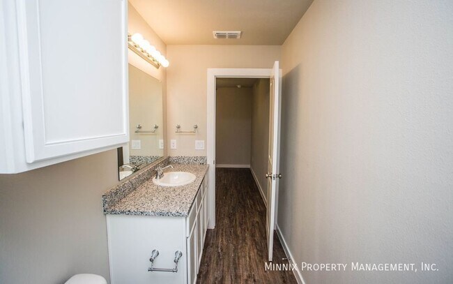 Building Photo - 407 E 21st St