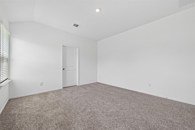 Building Photo - 3030 Lake Crest Dr