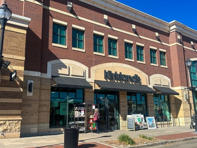 Building Photo - Move-in Incentive! End-Unit Condo in South...