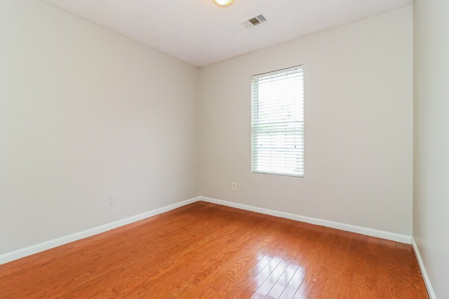 Building Photo - 2124 Oakland Spring Dr