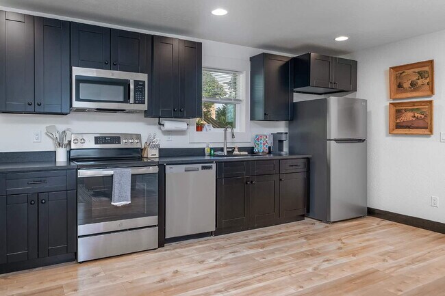 Building Photo - Downtown furnished rental w/ all utilities included (avail. Oct. thru May only)