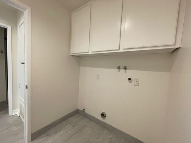 Building Photo - BEAUTIFUL 4 BEDROOM + 3 BATHROOM HOUSE IN SANTA CLARITA AVAILABLE NOW!