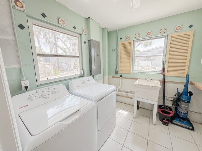 Building Photo - Beach Island Home! Manasota Key! Beach access across the street.