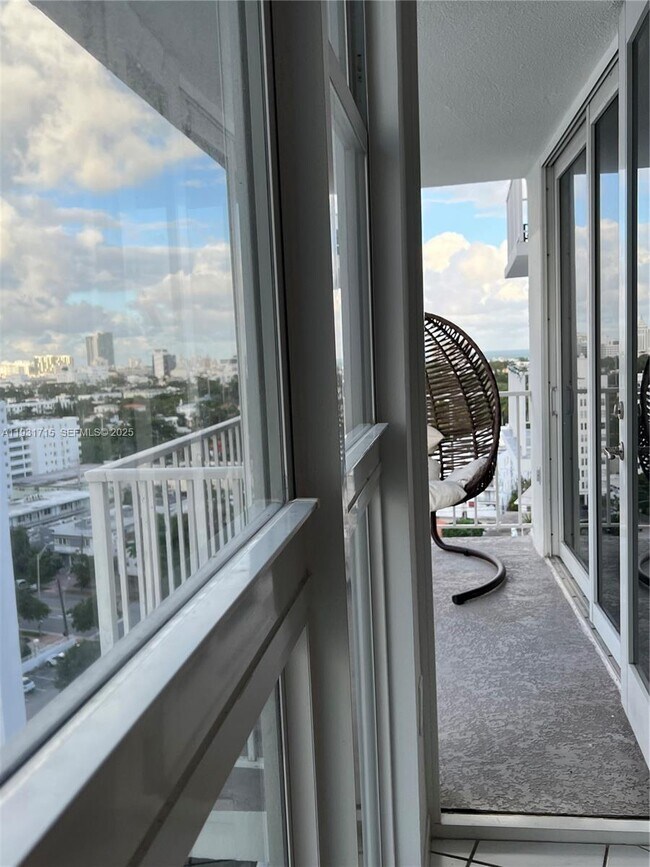 Building Photo - 1228 West Ave