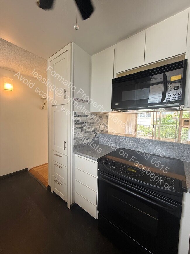 Building Photo - Pet-Friendly 2-Bedroom (or 1 Bedroom + Home Office) Apartment with In-Unit Laundry, Pool & Covere...