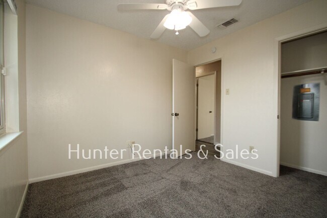 Building Photo - Mountain of Amenities!