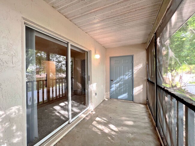 Building Photo - Two-Bedroom Townhome in Winter Haven