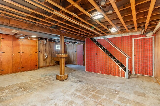 Building Photo - Stunningly Renovated 4 Bedroom 1 Bathroom ...