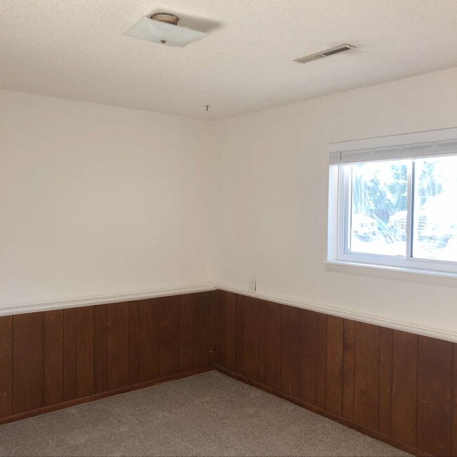 Building Photo - 905 Ponderosa Dr