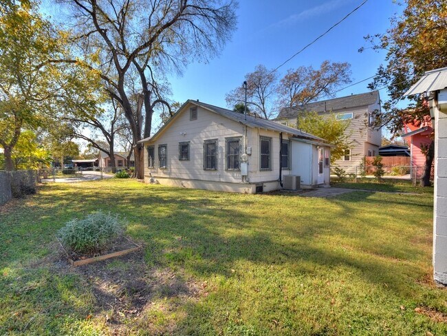 Building Photo - Charming 2 bed/1 bath home in the East side
