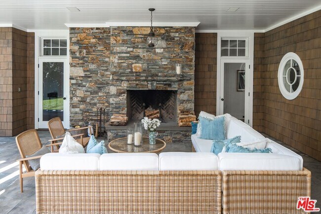 Building Photo - 6763 Zumirez Dr