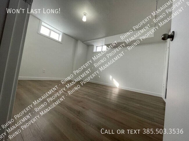 Building Photo - 3 Bedroom/1 Bathroom Triplex in SLC