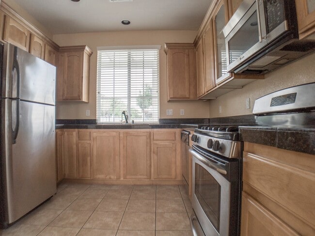 Building Photo - 3 BEDROOM, 3 BATHROOM, 2 CAR GARAGE, COMMU...