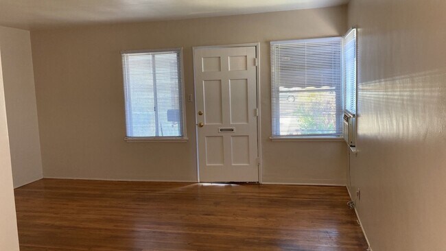 Building Photo - 2212