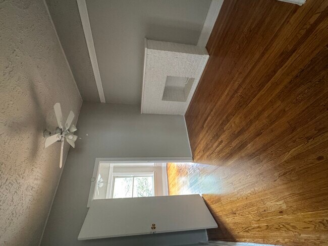 Building Photo - 6574 N Lakewood Ave