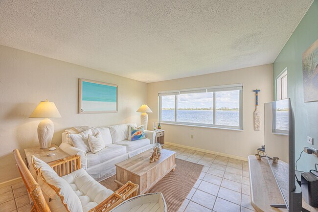 Building Photo - 1516 S Lakeside Dr