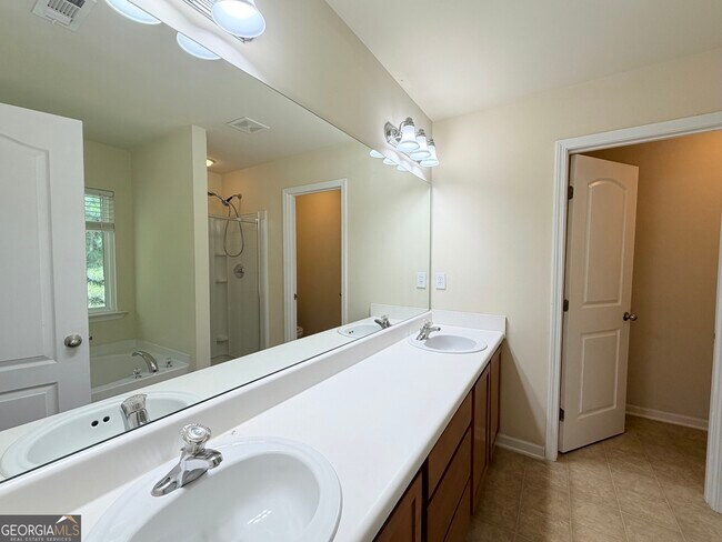 Building Photo - 220 Brookhaven Ct