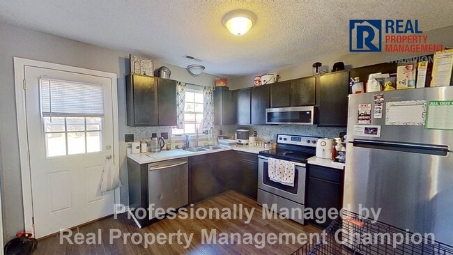 Building Photo - Charming 2BD/2 BA End Unit Townhouse w/Fireplace and Fenced Backyard