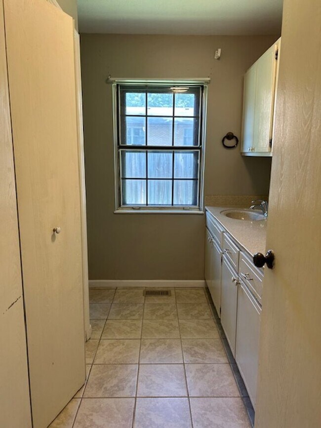 Building Photo - 2500 sq. ft. 4 Bedroom Ranch Home w/Large ...
