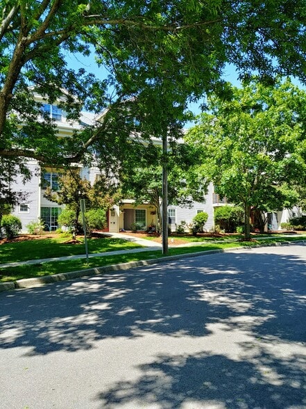 Mature landscaping - 386 Hildred Dr