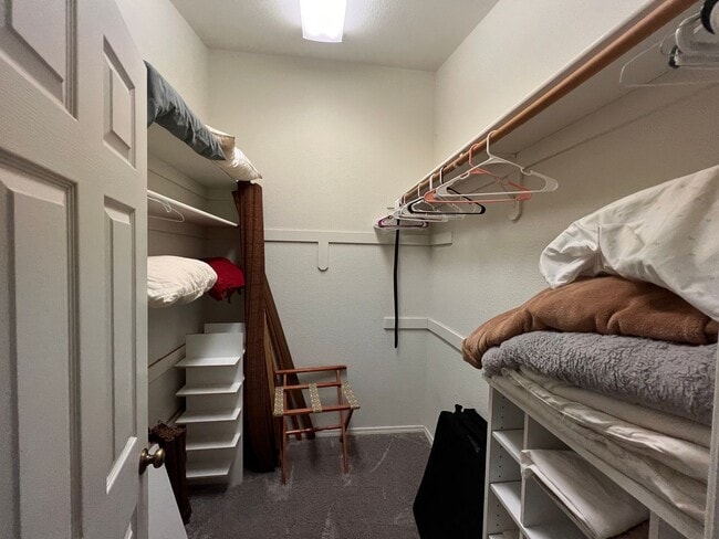 Building Photo - Partially Furnished Move In Ready Gorgeous Home In The Country Club