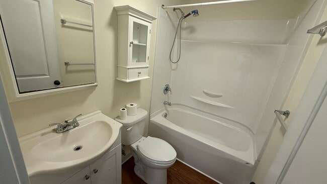 Building Photo - Enjoy the Calm of Country Living without Feeling too Far Away – Bishop, GA