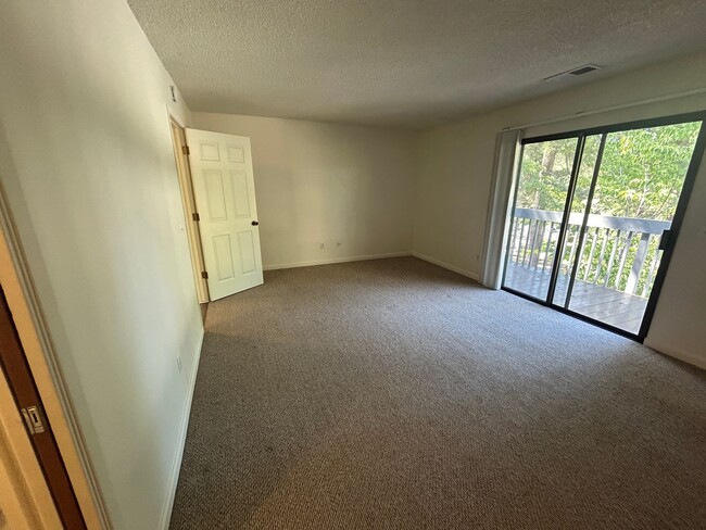 Building Photo - Kingsbury Greens HOA 2 bedroom 1 1/2 bath in Alta Sierra