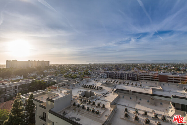 Building Photo - 13700 Marina Pointe Dr