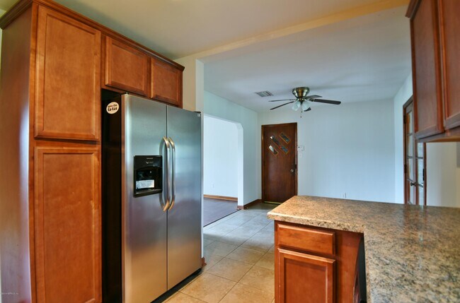 Building Photo - 2101 Maple Leaf Dr E