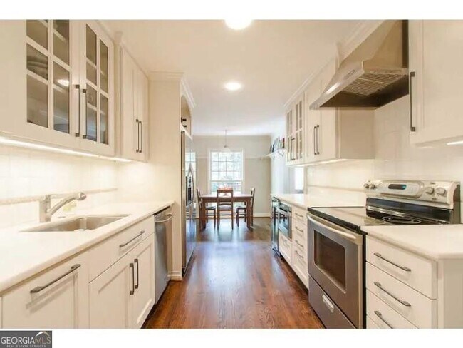 Building Photo - 1916 Greystone Rd NW